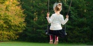 Näin valitset turvallisen ja hauskan keinun pihalle