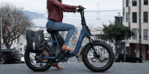 Naisten sähköpyörä työmatkalla